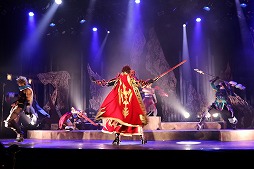 画像ギャラリー No.019のサムネイル画像 / ナマで鑑賞する殺陣の迫力に圧倒。「誰ガ為のアルケミスト」の「舞台版『聖石の追憶』〜闇ヲ見つめる者〜」公演レポート