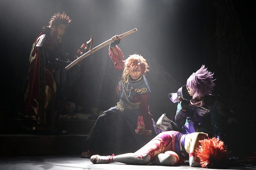 画像ギャラリー No.020のサムネイル画像 / ナマで鑑賞する殺陣の迫力に圧倒。「誰ガ為のアルケミスト」の「舞台版『聖石の追憶』〜闇ヲ見つめる者〜」公演レポート
