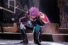 画像ギャラリー No.021のサムネイル画像 / ナマで鑑賞する殺陣の迫力に圧倒。「誰ガ為のアルケミスト」の「舞台版『聖石の追憶』〜闇ヲ見つめる者〜」公演レポート