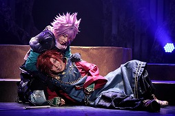 画像ギャラリー No.024のサムネイル画像 / ナマで鑑賞する殺陣の迫力に圧倒。「誰ガ為のアルケミスト」の「舞台版『聖石の追憶』〜闇ヲ見つめる者〜」公演レポート