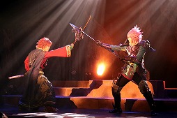 画像ギャラリー No.026のサムネイル画像 / ナマで鑑賞する殺陣の迫力に圧倒。「誰ガ為のアルケミスト」の「舞台版『聖石の追憶』〜闇ヲ見つめる者〜」公演レポート