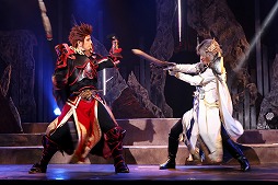 画像ギャラリー No.028のサムネイル画像 / ナマで鑑賞する殺陣の迫力に圧倒。「誰ガ為のアルケミスト」の「舞台版『聖石の追憶』〜闇ヲ見つめる者〜」公演レポート