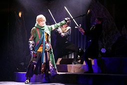 画像ギャラリー No.030のサムネイル画像 / ナマで鑑賞する殺陣の迫力に圧倒。「誰ガ為のアルケミスト」の「舞台版『聖石の追憶』〜闇ヲ見つめる者〜」公演レポート