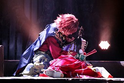 画像ギャラリー No.033のサムネイル画像 / ナマで鑑賞する殺陣の迫力に圧倒。「誰ガ為のアルケミスト」の「舞台版『聖石の追憶』〜闇ヲ見つめる者〜」公演レポート