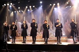 画像ギャラリー No.035のサムネイル画像 / ナマで鑑賞する殺陣の迫力に圧倒。「誰ガ為のアルケミスト」の「舞台版『聖石の追憶』〜闇ヲ見つめる者〜」公演レポート