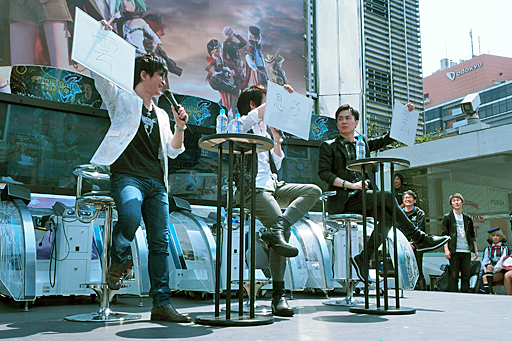 画像ギャラリー No.004のサムネイル画像 / 「ガンスリンガー ストラトス3」の稼働記念イベントが新宿ステーションスクエアで開催。歴代シリーズ出演声優3人が,トークやミニゲームを展開