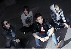 �ˤ򥢥����UPPERS�פΥ��᡼�����󥰤ϡ�4���ȥ��å��Х�ɡ�KNOCK OUT MONKEY�פο��ʡ�OH, NO�פ˷���