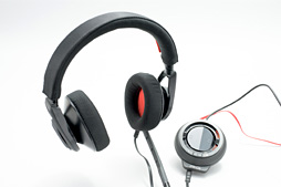 画像ギャラリー No.002のサムネイル画像 / HW短評:Plantronics「RIG Surround」(2)ユニークな付属サウンドデバイスを見てみる