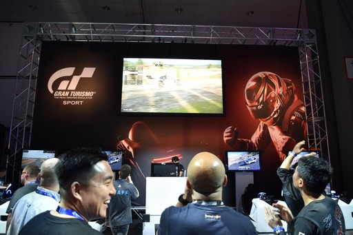 ꡼ No.003Υͥ / E3 2017PS VRǥץ쥤֥ġꥹSPORTפϿ줤ˤ¤μ֤Τ褦˱žǤ롣T-GTפǤͷǤθݡ