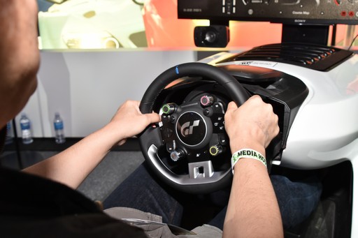 画像集#005のサムネイル/［E3 2017］PS VRでプレイする「グランツーリスモSPORT」は酔いにくく，現実の車のように運転できる。「T-GT」で操作できた試遊台での体験をレポート