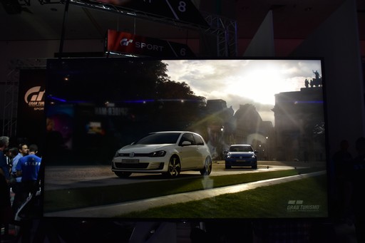 画像集#010のサムネイル/［E3 2017］PS VRでプレイする「グランツーリスモSPORT」は酔いにくく，現実の車のように運転できる。「T-GT」で操作できた試遊台での体験をレポート