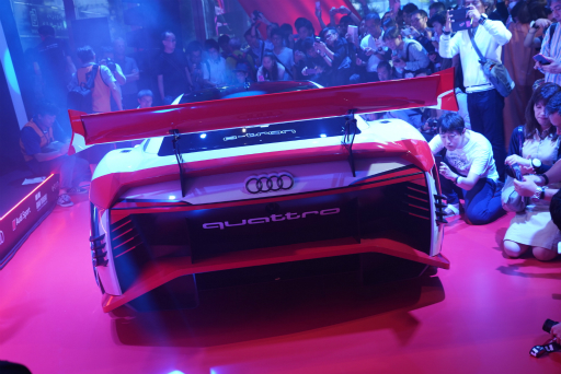 ���������꡼ No.001�Υ���ͥ������ / �֥����ġ��ꥹ��SPORT�פ�̾�֤������������о줷����Audi e-tron Vision Gran Turisumo��Ÿ�����٥�Ȥ��ݡ���