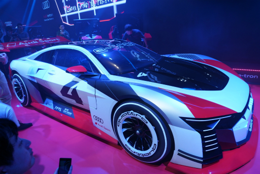 ���������꡼ No.002�Υ���ͥ������ / �֥����ġ��ꥹ��SPORT�פ�̾�֤������������о줷����Audi e-tron Vision Gran Turisumo��Ÿ�����٥�Ȥ��ݡ���