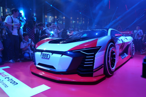 ���������꡼ No.004�Υ���ͥ������ / �֥����ġ��ꥹ��SPORT�פ�̾�֤������������о줷����Audi e-tron Vision Gran Turisumo��Ÿ�����٥�Ȥ��ݡ���