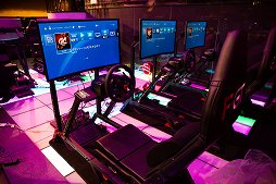 画像ギャラリー No.001のサムネイル画像 / 「GT-R・FAIRLADY Z 50thAnniversary inそごう横浜店」に,「ROOTS」ドライブシミュレーションセットが出展