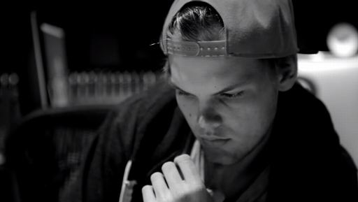 ���������꡼ No.003�Υ���ͥ������ / �����ƥ����ȡ�Avicii��ե������㡼����PS4�ѥꥺ�ॲ�����Avicii Vector�פ�ȯɽ������ʬ��ˤ��4��Ʊ���ץ쥤���ǽ�Ȥʤ�����