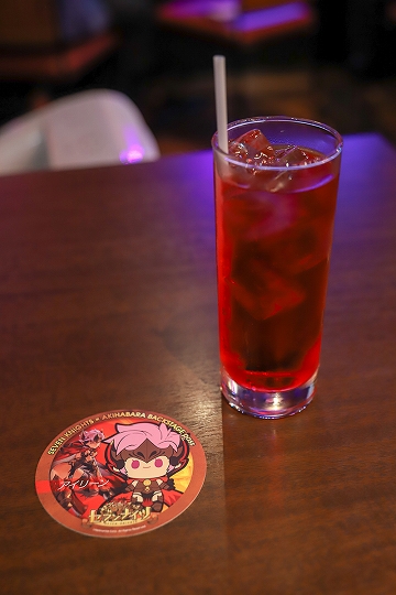 画像ギャラリー No.023のサムネイル画像 / 「セブンナイツ」AKIHABARA バックステージpassとのコラボカフェをレポート。OP主題歌のカバーライブまで楽しめる! ひと味違った内容はファン必見