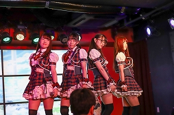 画像ギャラリー No.029のサムネイル画像 / 「セブンナイツ」AKIHABARA バックステージpassとのコラボカフェをレポート。OP主題歌のカバーライブまで楽しめる! ひと味違った内容はファン必見