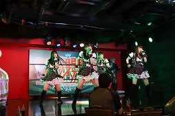 画像ギャラリー No.032のサムネイル画像 / 「セブンナイツ」AKIHABARA バックステージpassとのコラボカフェをレポート。OP主題歌のカバーライブまで楽しめる! ひと味違った内容はファン必見