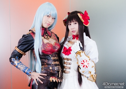 画像ギャラリー No.017のサムネイル画像 / 「蒼き革命のヴァルキュリア」“死神”と“歌姫”に扮した倉持由香さん&吉田早希さんが4Gamer編集部にやってきた!