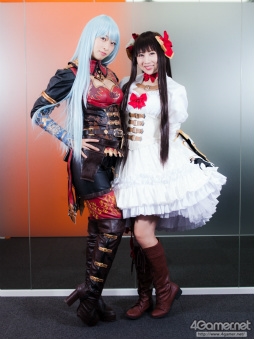 画像ギャラリー No.018のサムネイル画像 / 「蒼き革命のヴァルキュリア」“死神”と“歌姫”に扮した倉持由香さん&吉田早希さんが4Gamer編集部にやってきた!