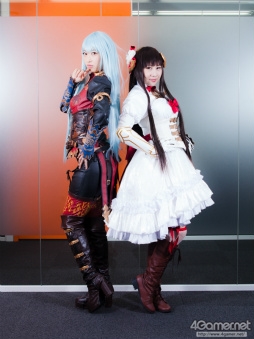 画像ギャラリー No.019のサムネイル画像 / 「蒼き革命のヴァルキュリア」“死神”と“歌姫”に扮した倉持由香さん&吉田早希さんが4Gamer編集部にやってきた!