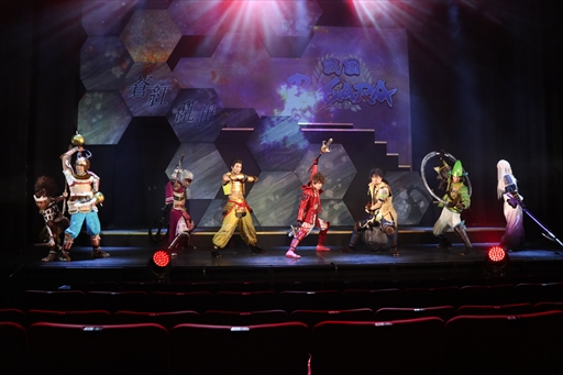 画像ギャラリー No.002のサムネイル画像 / 舞台「“斬劇『戦国BASARA』蒼紅乱世”『紅』未来への誇り」のゲネプロをレポート。真田幸村を筆頭とする織田残党の若き武将達が豊臣・毛利に挑む