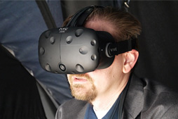 画像ギャラリー No.007のサムネイル画像 / HTC製のVR HMD「Vive」は799ドルで4月上旬に日本など24か国で発売。ワイヤレスコントローラとセンサーユニット同梱