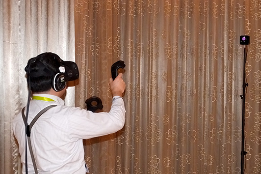 画像ギャラリー No.008のサムネイル画像 / HTC製のVR HMD「Vive」は799ドルで4月上旬に日本など24か国で発売。ワイヤレスコントローラとセンサーユニット同梱