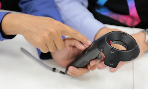 画像ギャラリー No.008のサムネイル画像 / 「なぜVRを?」「社風ですから」HTCの開発者に聞いたVive開発秘話。独特な形のコントローラにも工夫が凝らされていた