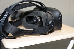 画像ギャラリー No.011のサムネイル画像 / 「なぜVRを?」「社風ですから」HTCの開発者に聞いたVive開発秘話。独特な形のコントローラにも工夫が凝らされていた