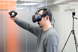 画像集 No.016のサムネイル画像 / 徳岡正肇の これをやるしかない！：VR空間内を歩き回れる夢のシステム「HTC Vive」が持つ可能性と課題について考える