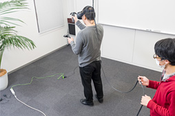 画像集 No.051のサムネイル画像 / 徳岡正肇の これをやるしかない！：VR空間内を歩き回れる夢のシステム「HTC Vive」が持つ可能性と課題について考える