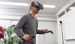 画像集 No.071のサムネイル画像 / 徳岡正肇の これをやるしかない！：VR空間内を歩き回れる夢のシステム「HTC Vive」が持つ可能性と課題について考える