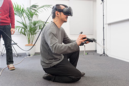 画像集 No.073のサムネイル画像 / 徳岡正肇の これをやるしかない！：VR空間内を歩き回れる夢のシステム「HTC Vive」が持つ可能性と課題について考える