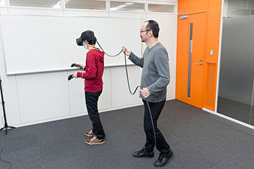 画像集 No.081のサムネイル画像 / 徳岡正肇の これをやるしかない！：VR空間内を歩き回れる夢のシステム「HTC Vive」が持つ可能性と課題について考える