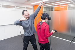 画像集 No.082のサムネイル画像 / 徳岡正肇の これをやるしかない！：VR空間内を歩き回れる夢のシステム「HTC Vive」が持つ可能性と課題について考える
