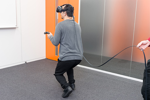 画像集 No.086のサムネイル画像 / 徳岡正肇の これをやるしかない！：VR空間内を歩き回れる夢のシステム「HTC Vive」が持つ可能性と課題について考える