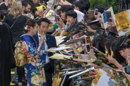 画像ギャラリー No.012のサムネイル画像 / ピカチュウのイエローが新宿を埋め尽くした,映画「名探偵ピカチュウ」ワールドプレミアレポート。渡辺 謙さんら豪華キャスト陣も集結