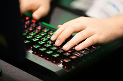 画像ギャラリー No.008のサムネイル画像 / 高校対抗eスポーツ大会「Coca-Cola STAGE:0」決勝大会の生配信に日向坂46が出演決定