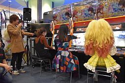 画像ギャラリー No.009のサムネイル画像 / 新作アーケードゲーム「マジシャンズデッド」の全国キャラバンがついに千秋楽。矢作紗友里さん,小林元子さん,まちゃぼーさんも参加したイベントの模様をレポート