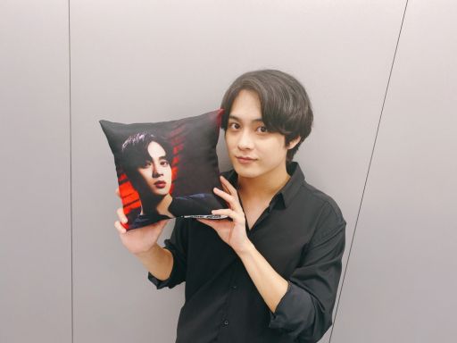 画像ギャラリー No.001のサムネイル画像 / 「トレバ」にシンガーソングライター橋本裕太さんのリバーシブルクッションが登場