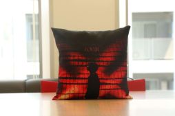 画像ギャラリー No.005のサムネイル画像 / 「トレバ」にシンガーソングライター橋本裕太さんのリバーシブルクッションが登場