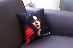 画像ギャラリー No.006のサムネイル画像 / 「トレバ」にシンガーソングライター橋本裕太さんのリバーシブルクッションが登場