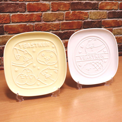 画像ギャラリー No.001のサムネイル画像 / 「トレバ」,微笑ましい姿に癒される「いーすとけん。」がデザインされたお皿が1月8日12時に登場