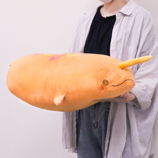 画像ギャラリー No.001のサムネイル画像 / 「トレバ」,“おいしい水族館 イッカク×アメリカンドッグBIGぬいぐるみ”が6月19日に登場