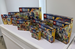 ���������꡼ No.006�Υ���ͥ������ / �֥쥴�֥��å��ס֥��˥�ס֥��ޥۥ�����פȤ���3�Ĥ��줫��ʤ�֥쥴�ͥå����ʥ��ġפȤϡ� ����Ϫ�ܡ��θ�������ͤ��ݡ���