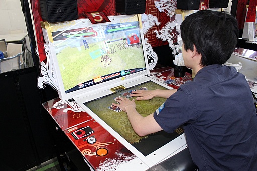 画像ギャラリー No.013のサムネイル画像 / セガ・インタラクティブの「SEGA PRIVATE SHOW 2016 SUMMER」に,装いも新たになったシリーズ最新作「三国志大戦」が出展。そのプレイレポートをお届け