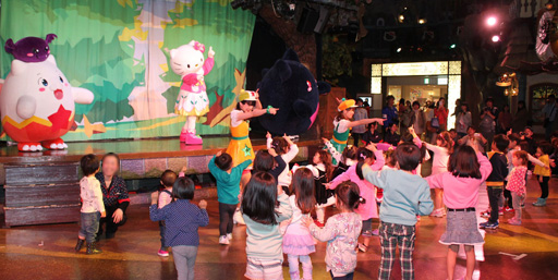 画像ギャラリー No.007のサムネイル画像 / サンリオピューロランドで開催中の「パズドラクロス」コラボイベントをレポート。タマゾー,デビ,ハローキティによるコラボダンスを楽しもう