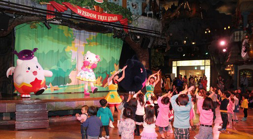 画像ギャラリー No.009のサムネイル画像 / サンリオピューロランドで開催中の「パズドラクロス」コラボイベントをレポート。タマゾー,デビ,ハローキティによるコラボダンスを楽しもう